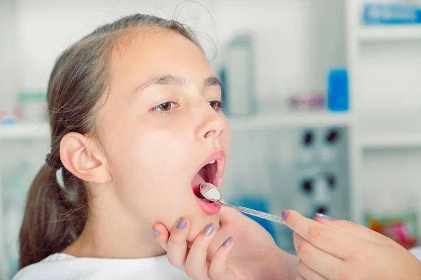 Крупный план маленькой девочки, широко раскрывающей рот во время лечения h — стоковое фото