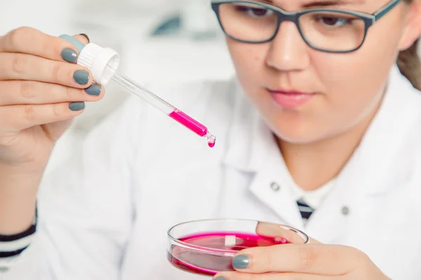 Una adolescente en un laboratorio escolar de química, haciendo experimentos en laboratorio . — Foto de Stock
