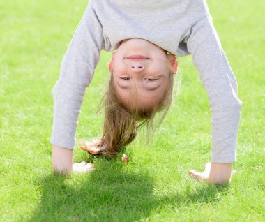 Amuda Bahçe işi bir çocuk.