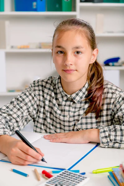 Tonårig flicka förbereder sig för tentor. Tonårig flicka göra läxor för skolan.. — Stockfoto