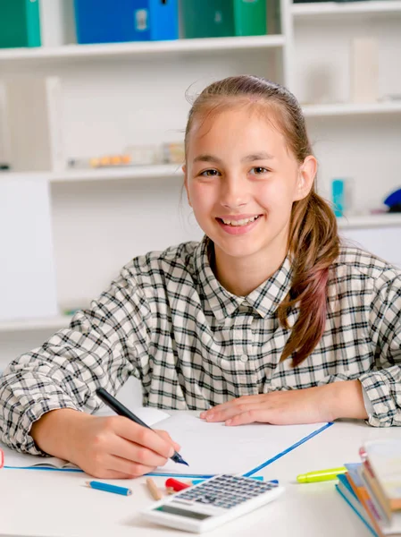 10 代の少女は、試験のための準備します。学校の宿題をしている 10 代の少女.. — ストック写真