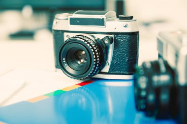 Antika arka plan üzerinde eski retro, vintage fotoğraf makinesi