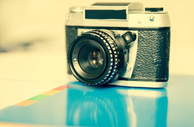 Antika arka plan üzerinde eski retro, vintage fotoğraf makinesi