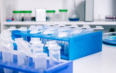 Sıvı birkaç test tüpleri loncası Züccaciye birine ekleyerek pipet