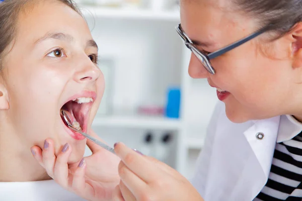 Close-up of little girl opening his mouth wide during treating h — Stock Photo, Image