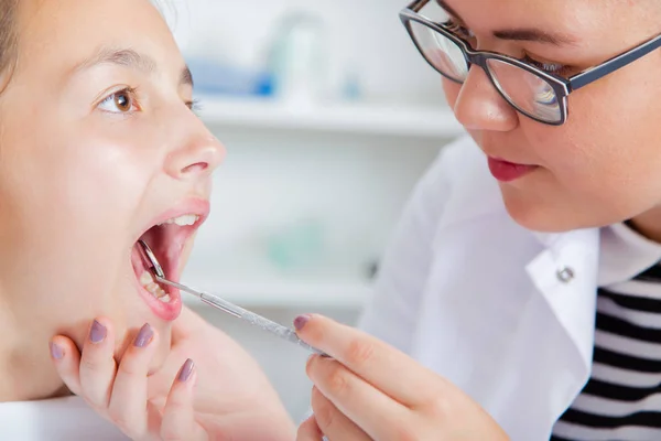 Close-up of little girl opening his mouth wide during treating h — Stock Photo, Image