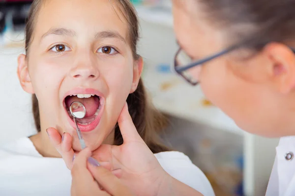 Primo piano di bambina aprendo la bocca larga durante il trattamento h — Foto Stock