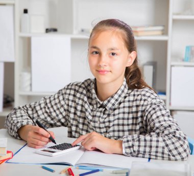 Genç kız sınavlarına hazırlanıyor. Genç kız okul için ödev..