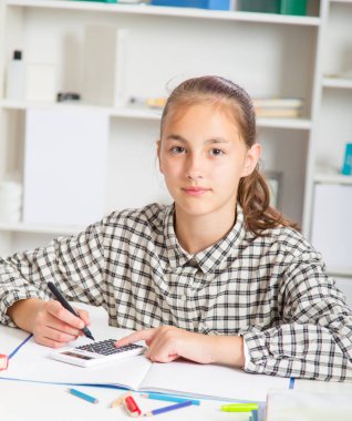 Genç kız sınavlarına hazırlanıyor. Genç kız okul için ödev..