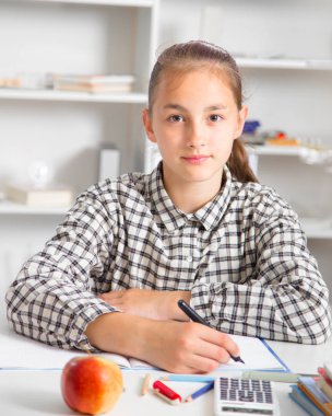 Genç kız sınavlarına hazırlanıyor. Genç kız okul için ödev..