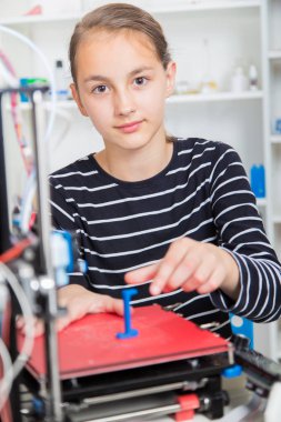 3d printe ile kız öğrenci. eğitim. teknoloji.