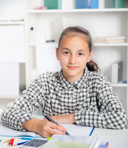 Tienermeisje voorbereiden op examens. Tienermeisje huiswerk voor school.. — Stockfoto