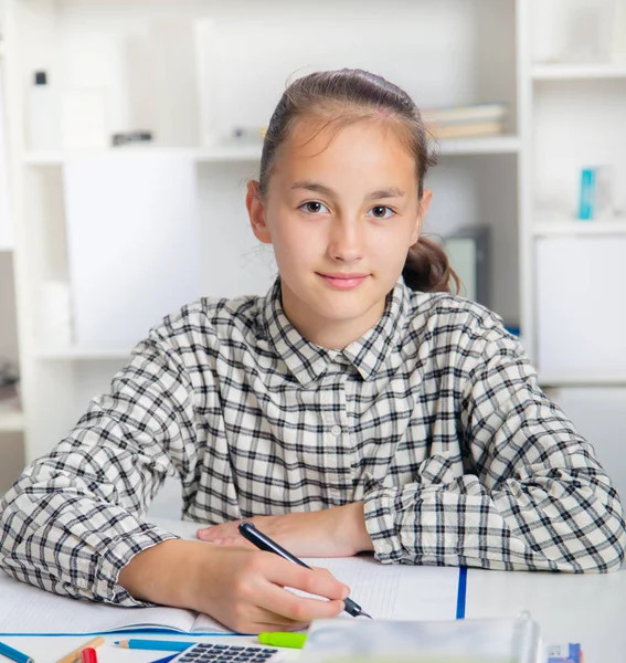 Genç kız sınavlarına hazırlanıyor. Genç kız okul için ödev..