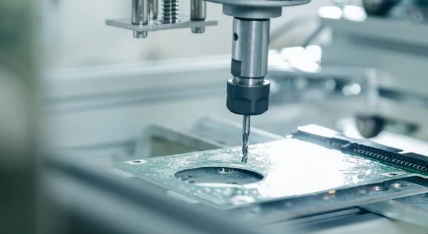 Fräsmaschine arbeitet an Stahl-Detail. — Stockfoto