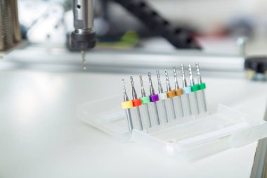 CNC değirmen makinesi çalışıyor, metal işlemleri kesiliyor. Değirmen makinesi çelik üzerinde çalışıyor..