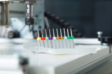 CNC değirmen makinesi çalışıyor, metal işlemleri kesiliyor. Değirmen makinesi çelik üzerinde çalışıyor..