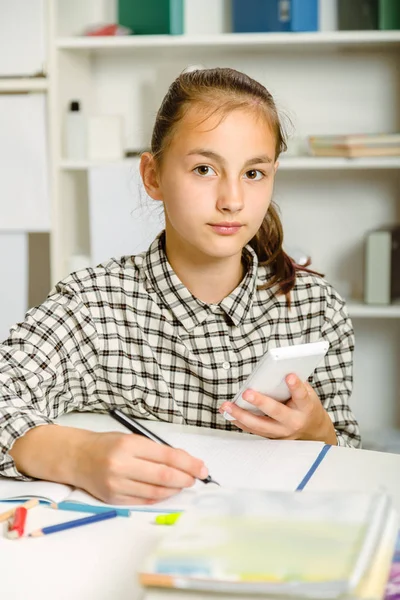 10 代の少女は、試験のための準備します。宿題をしている 10 代の少女 . — ストック写真