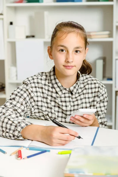 Tonårig flicka förbereder sig för tentor. Tonårig flicka göra läxor . — Stockfoto