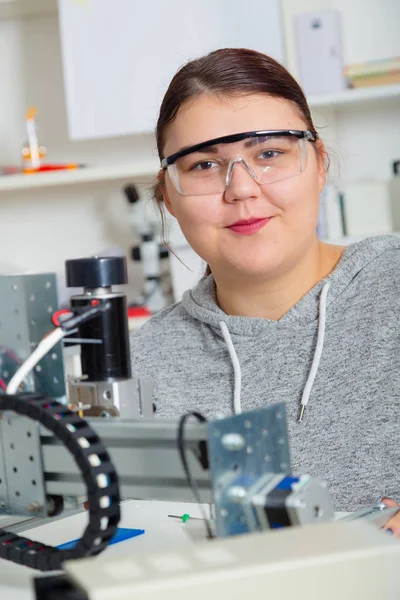 Vrouwelijke leerling werken op een Cnc machine. — Stockfoto