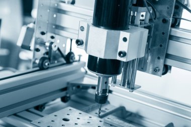 Değirmen makinesi çelik üzerinde çalışıyor..