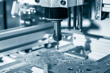 Değirmen makinesi çelik üzerinde çalışıyor..