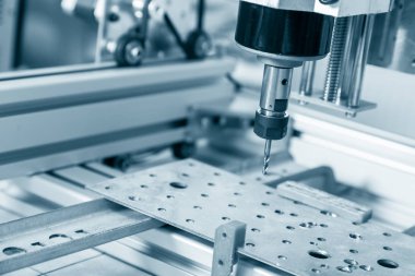 Değirmen makinesi çelik üzerinde çalışıyor..