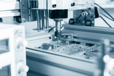 Değirmen makinesi çelik üzerinde çalışıyor..