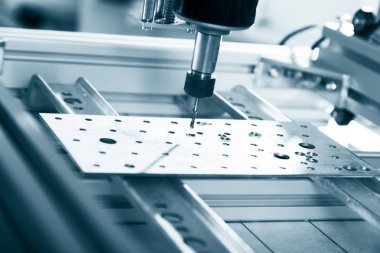 Değirmen makinesi çelik üzerinde çalışıyor..