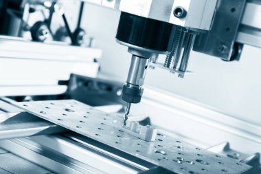 Değirmen makinesi çelik üzerinde çalışıyor..