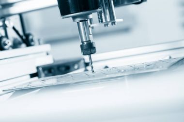 Değirmen makinesi çelik üzerinde çalışıyor..