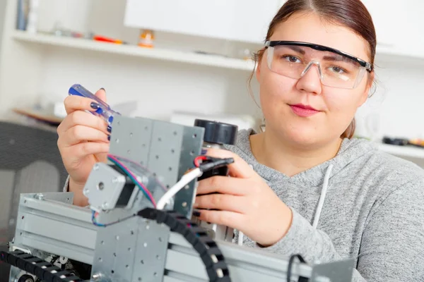 Aprendiz feminino trabalhando em máquinas CNC . — Fotografia de Stock