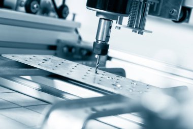 Değirmen makinesi çelik üzerinde çalışıyor..