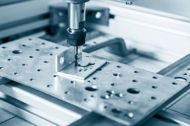 Değirmen makinesi çelik üzerinde çalışıyor..