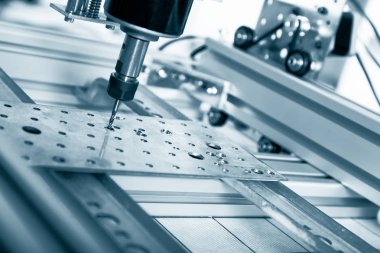 Değirmen makinesi çelik üzerinde çalışıyor..