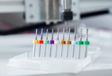 Freze makinesi çelik detay üzerinde çalışıyor. CNC freze makine çalışma