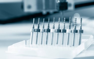 Freze makinesi çelik detay üzerinde çalışıyor. CNC freze makine çalışma