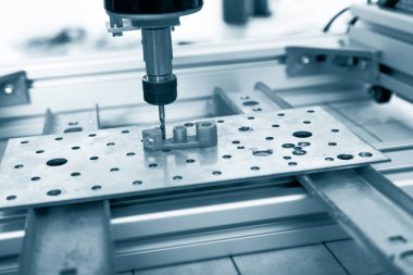 Değirmen makinesi çelik üzerinde çalışıyor..