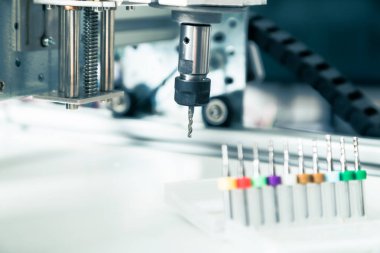 Freze makinesi çelik detay üzerinde çalışıyor. CNC freze makine çalışma