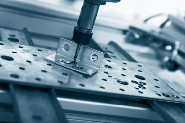 Değirmen makinesi çelik üzerinde çalışıyor..