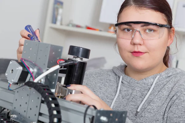 Aprendiz feminino trabalhando em máquinas CNC . — Fotografia de Stock