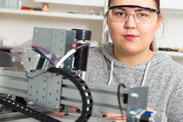 Aprendiz feminino trabalhando em máquinas CNC . — Fotografia de Stock