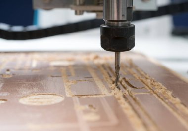 Freze makinesi çelik detay üzerinde çalışıyor. Çalışma, metal işi işlem kesme Cnc freze makinesi..