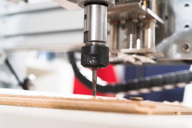 Freze makinesi çelik detay üzerinde çalışıyor. Çalışma, metal işi işlem kesme Cnc freze makinesi..