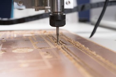 Freze makinesi çelik detay üzerinde çalışıyor. Çalışma, metal işi işlem kesme Cnc freze makinesi..