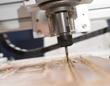 Freze makinesi çelik detay üzerinde çalışıyor. Çalışma, metal işi işlem kesme Cnc freze makinesi..