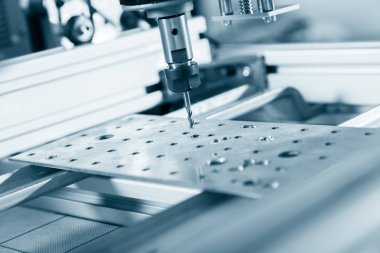 Değirmen makinesi çelik üzerinde çalışıyor..