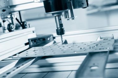 Değirmen makinesi çelik üzerinde çalışıyor..