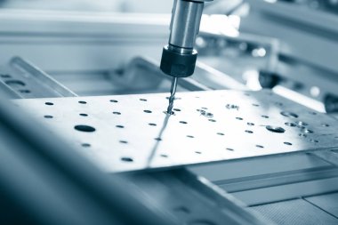 Değirmen makinesi çelik üzerinde çalışıyor..