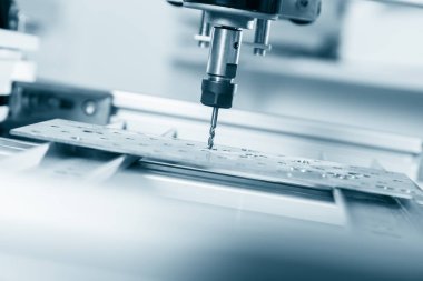 Değirmen makinesi çelik üzerinde çalışıyor..