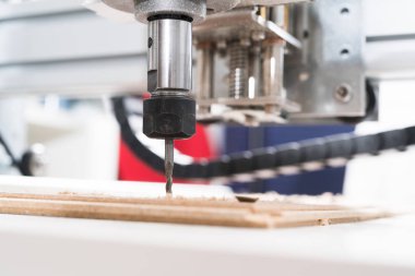 Freze makinesi çelik detay üzerinde çalışıyor. Çalışma, metal işi işlem kesme Cnc freze makinesi..